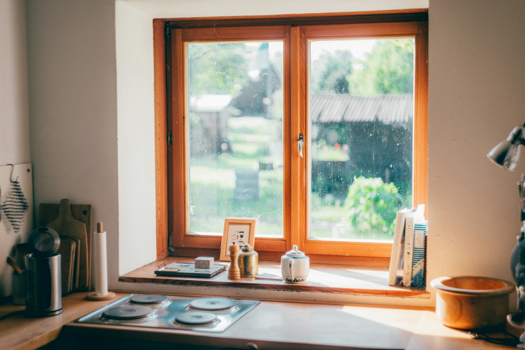 Schlieren auf einer Fensterscheibe im Sonnenlicht sichtbar