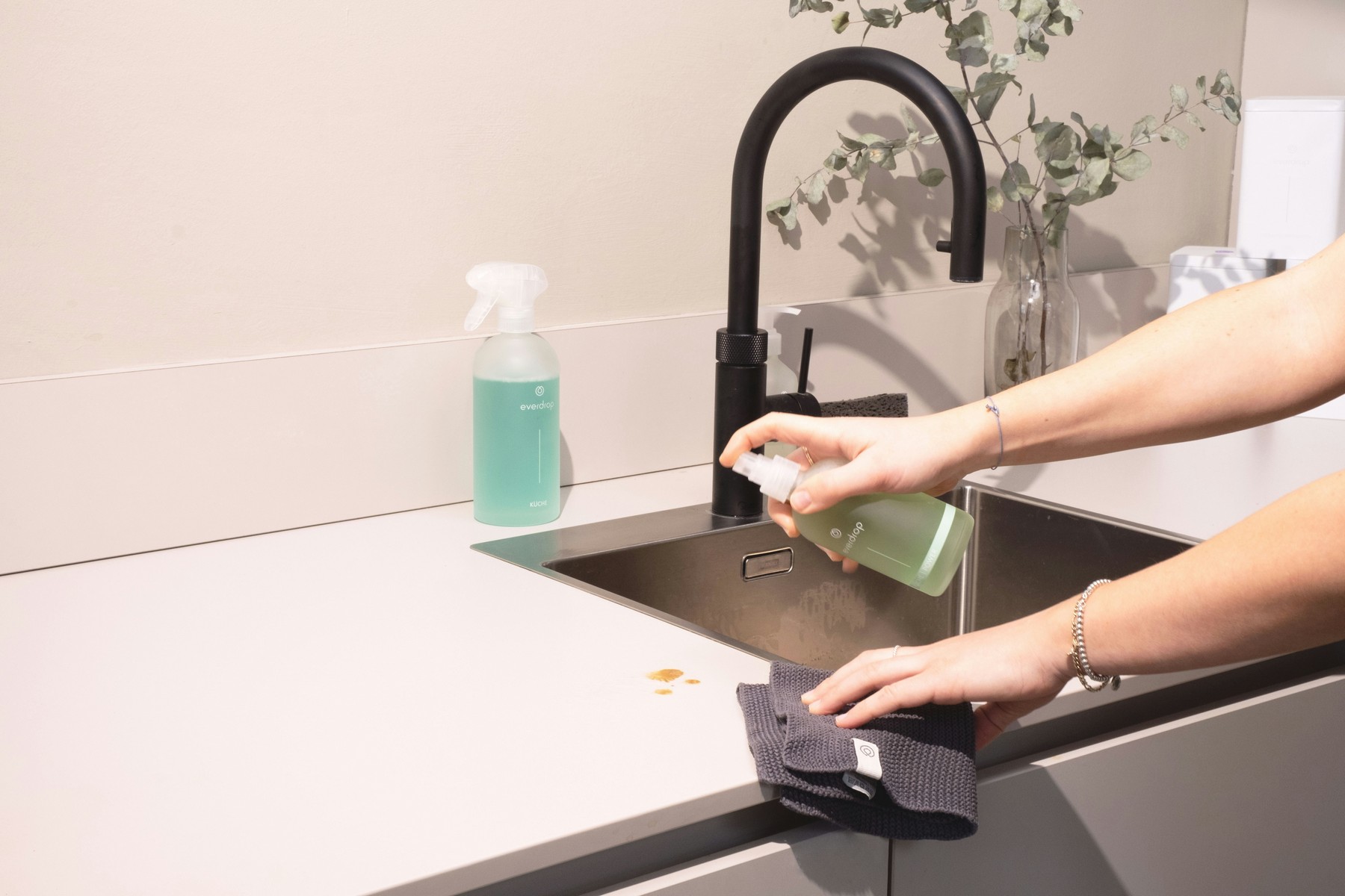 Reinigungsspray auf einer Küchenarbeitsfläche