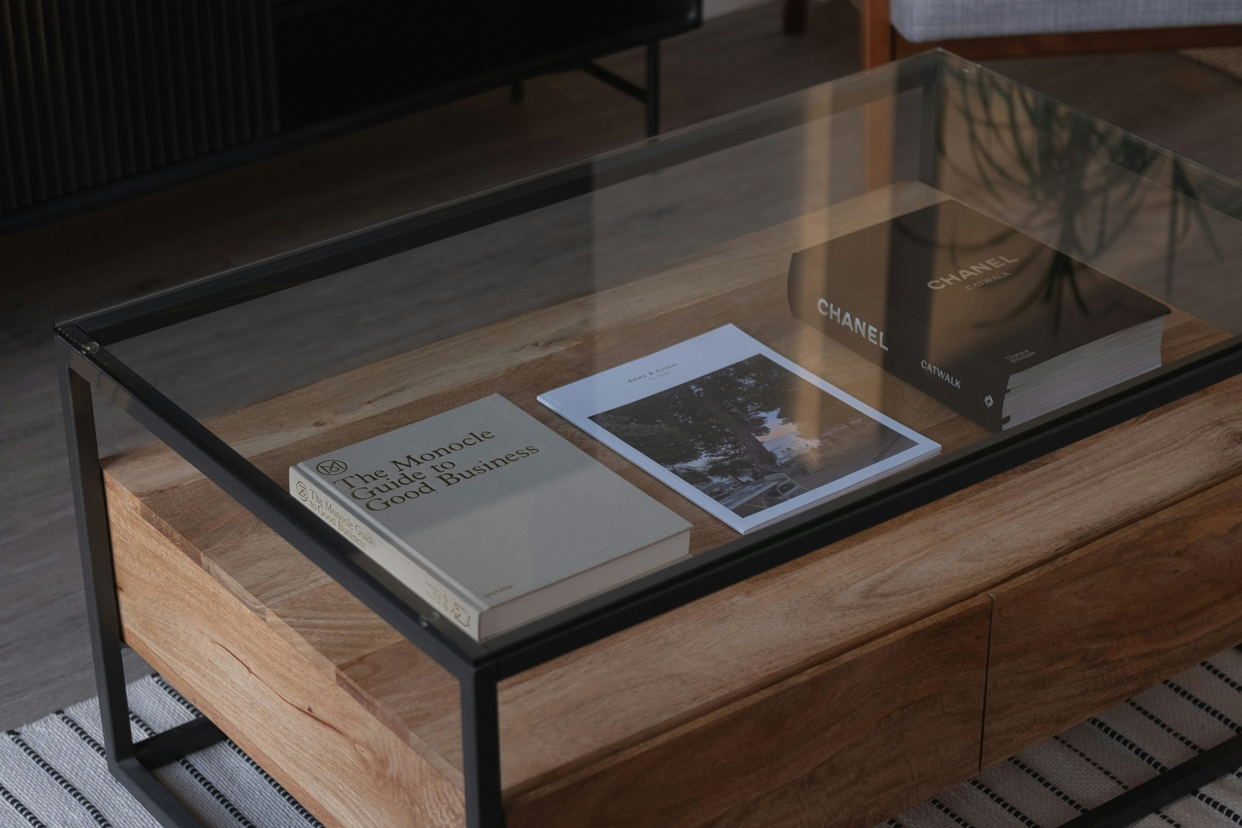 Glastisch im Wohnzimmer wird abgewischt
