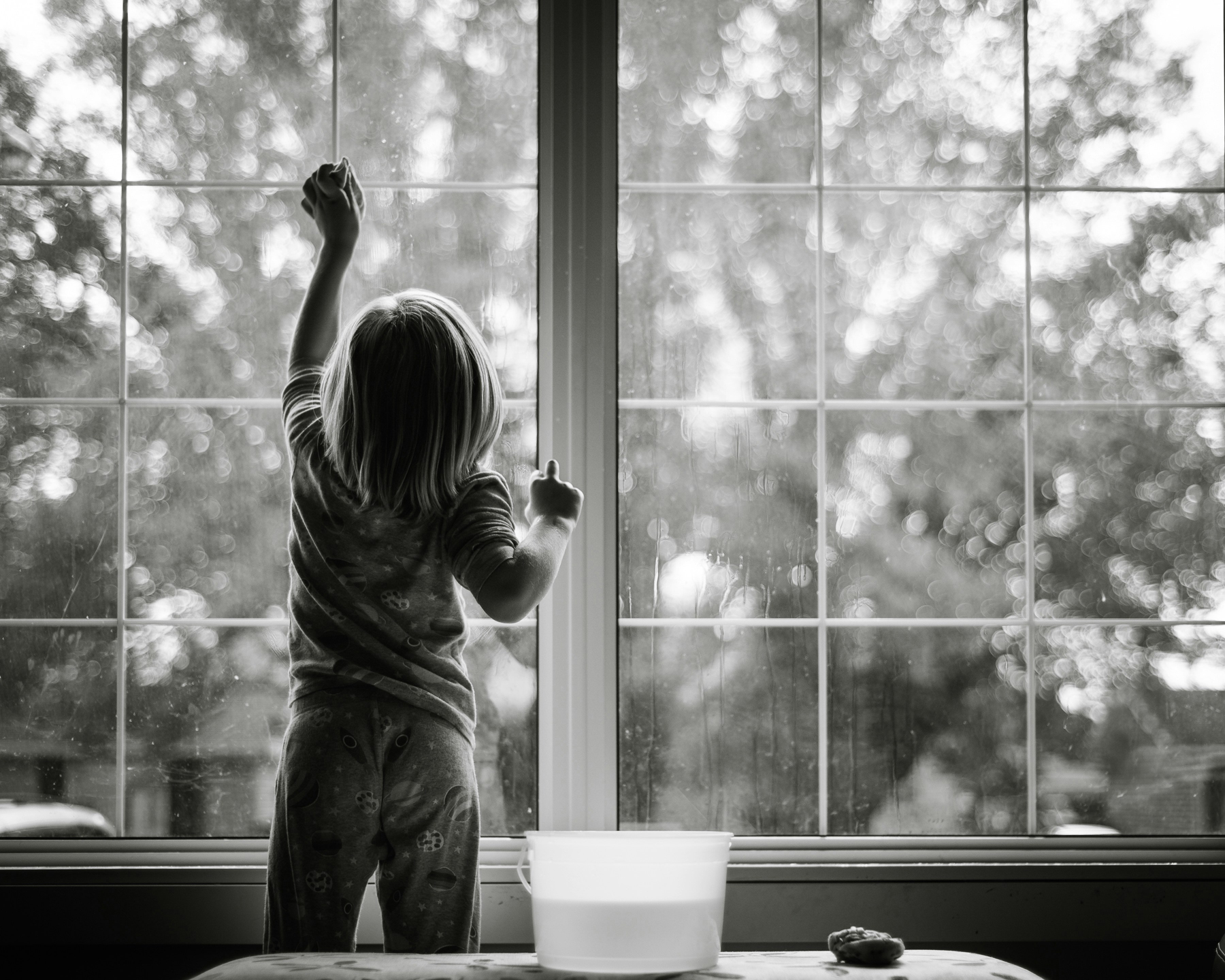 Fenster mit sichtbaren Schlieren nach dem Putzen
