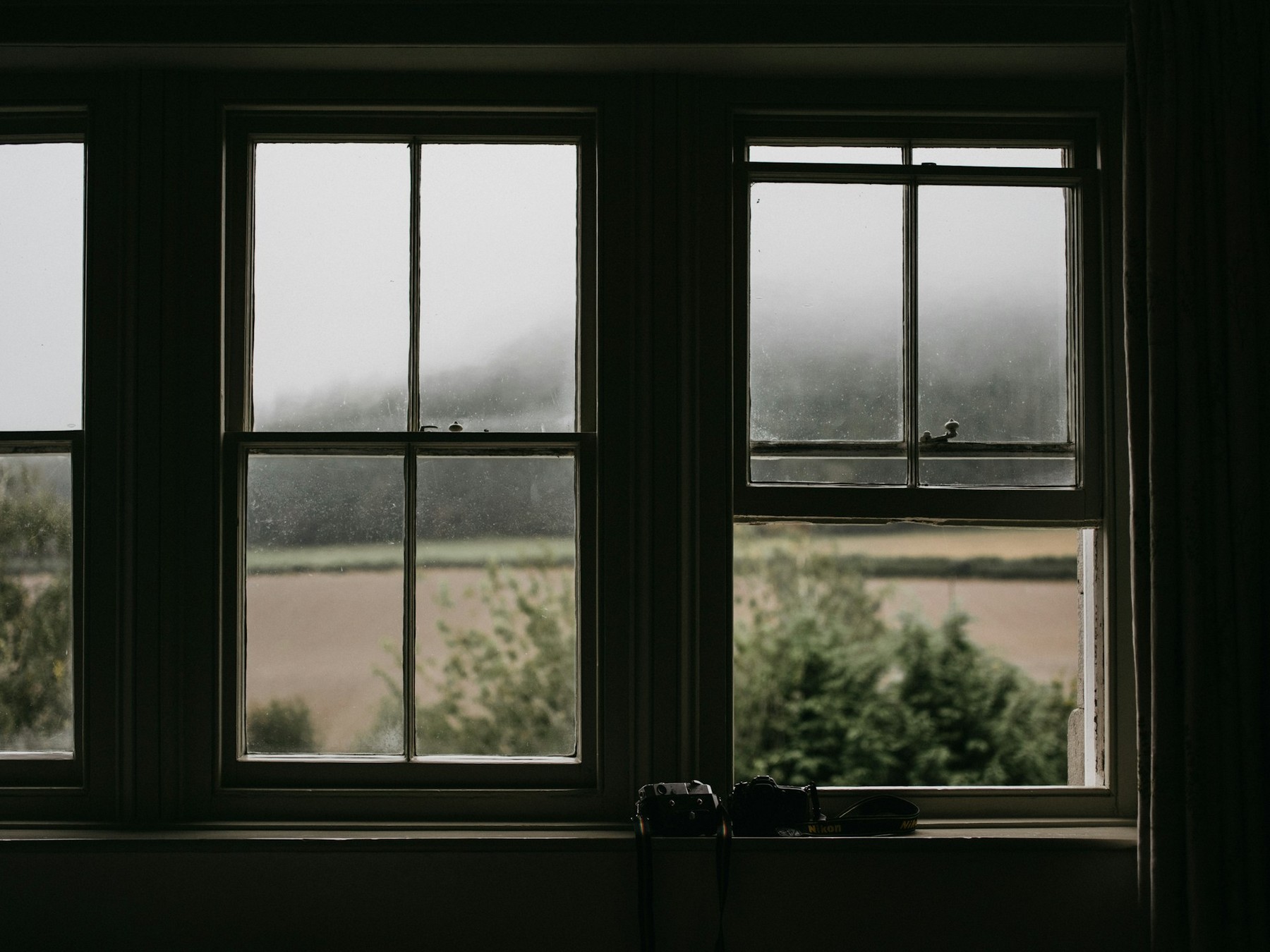 Fenster wird von innen mit einem Tuch geputzt