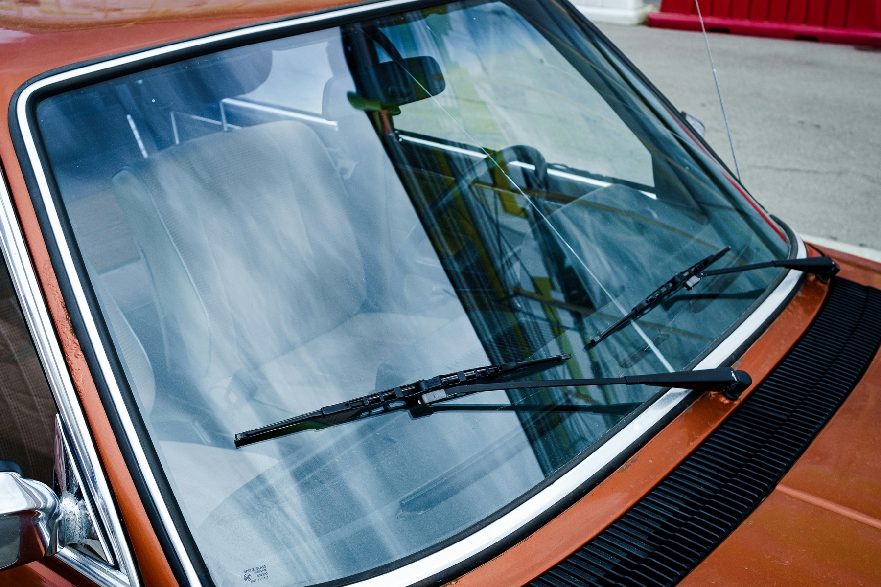 Windschutzscheibe eines Autos wird von innen gereinigt
